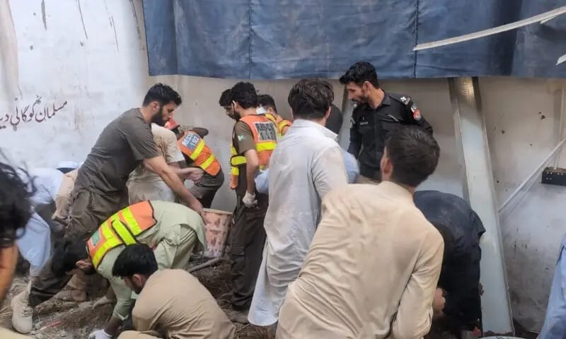 पाकिस्तानको पेशावरमा विद्यालयको छाना खस्दा ३३ भन्दा बढीको मृत्यु, अधिकांश बालबालिका